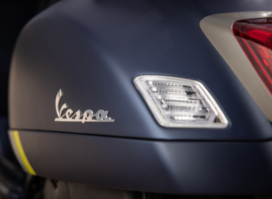 Vespa Galleryimage Half 870X636 GTS Super Tech 300 2